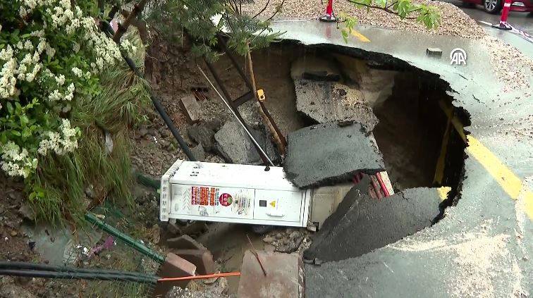 Sağanak sonrası Ankara’da yol çöktü 21